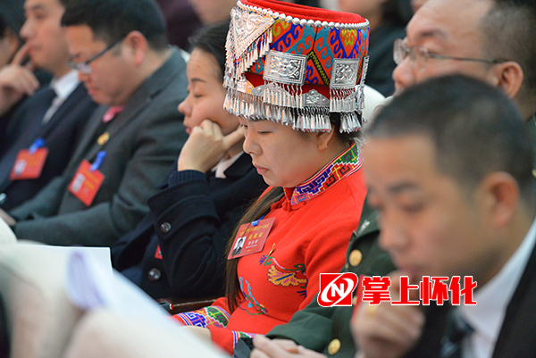10：15，代表听取报告