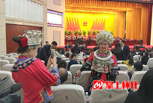8：30，提前入场的代表在会场留影。