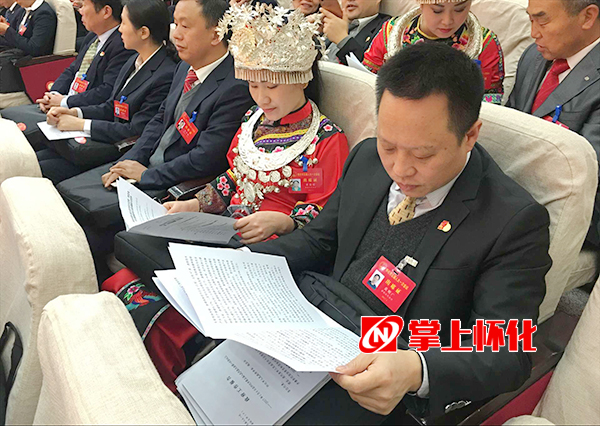 8：50，提前入场的代表在认真翻阅会议材料。
