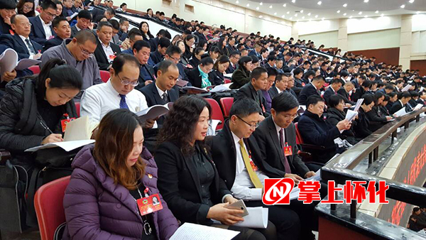 市政协委员在听取政府工作报告。本报记者陆晓鹏摄