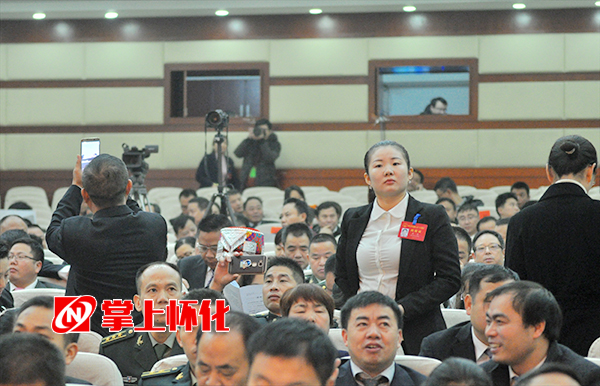 8：50，提前入场的代表等待大会开幕