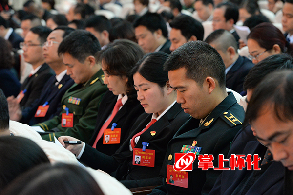 10：14，代表听取报告