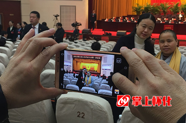 8：02提前入场的代表在场内留影