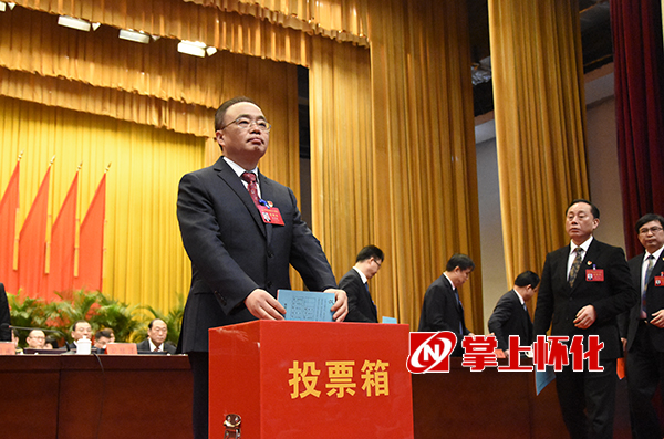 8：55，市委书记 市人大常委会主任彭国甫投票