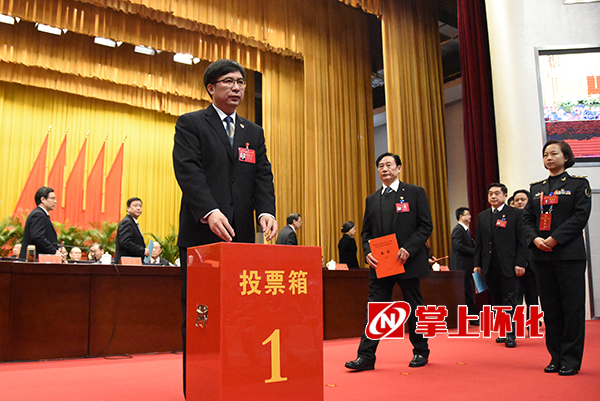8：57邹文辉投票