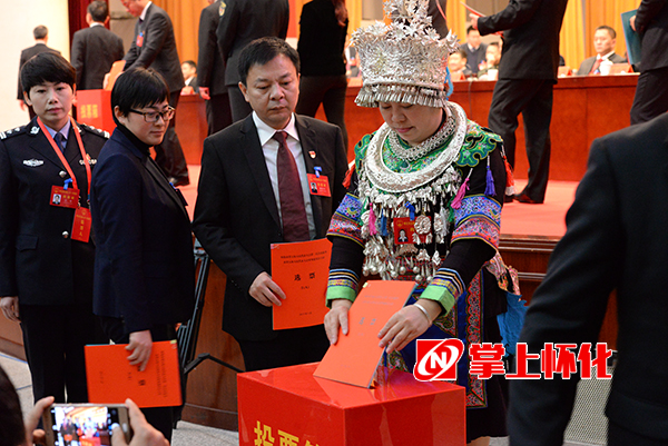 8：57少数民族代表投票