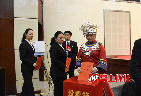 8：58少数民族代表投票