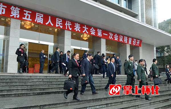 闭幕，代表走出会场