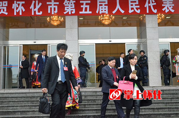 闭幕，代表走出会场2